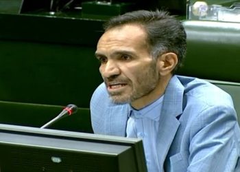 بیات: بیانات رهبری در خصوص ضرورت حمایت از دولت و رئیس جمهوری اتمام حجت است