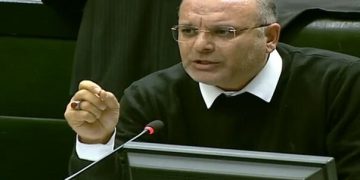 لک علی‌آبادی: دولت چهاردهم با وجود بحران‌ها نمره قبولی می‌گیرد